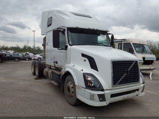  Salvage Volvo Vn
