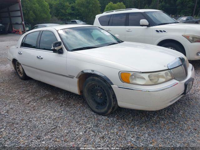  Salvage Lincoln Towncar