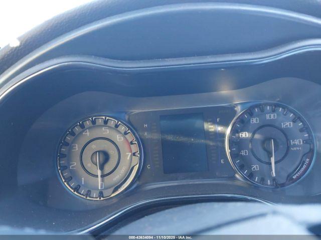 Chrysler 200 S Image 8