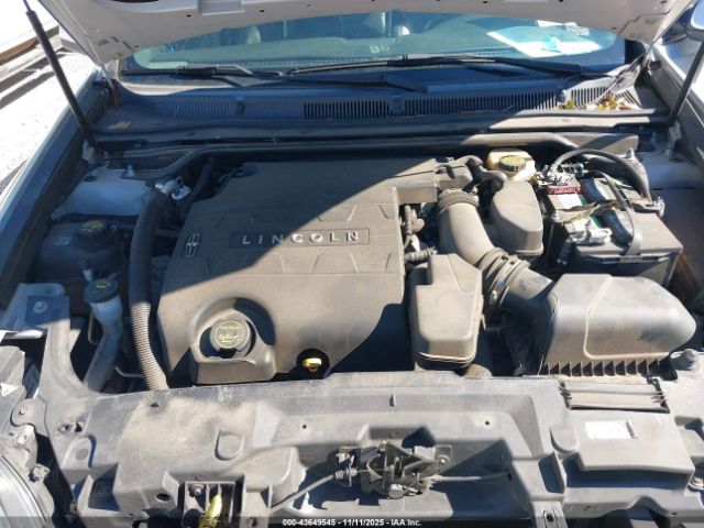 Lincoln MKS Image 17