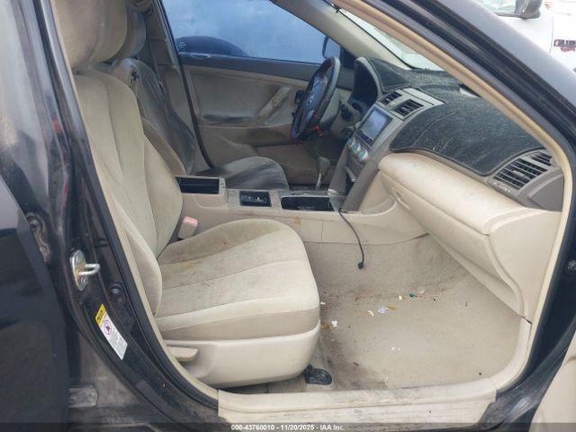 Toyota Camry Le Image 8