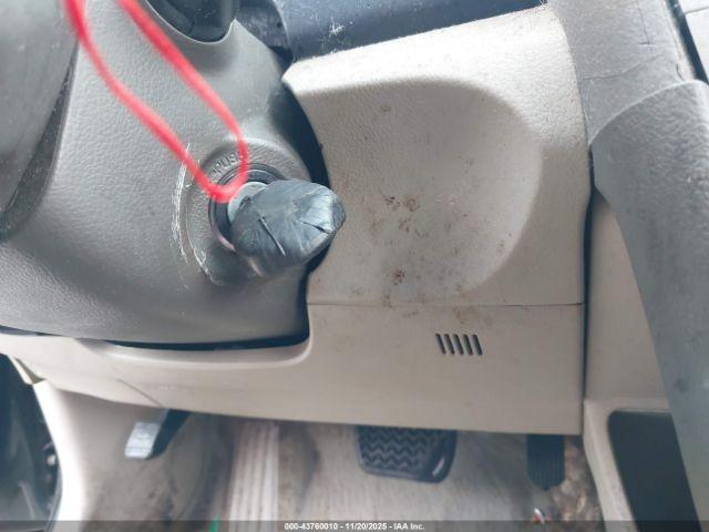 Toyota Camry Le Image 3