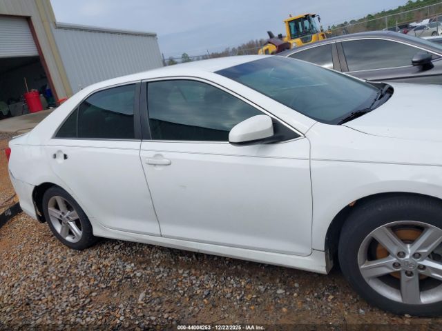 Toyota Camry Se Image 12