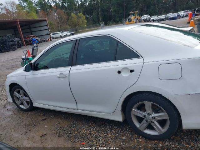 Toyota Camry Se Image 13