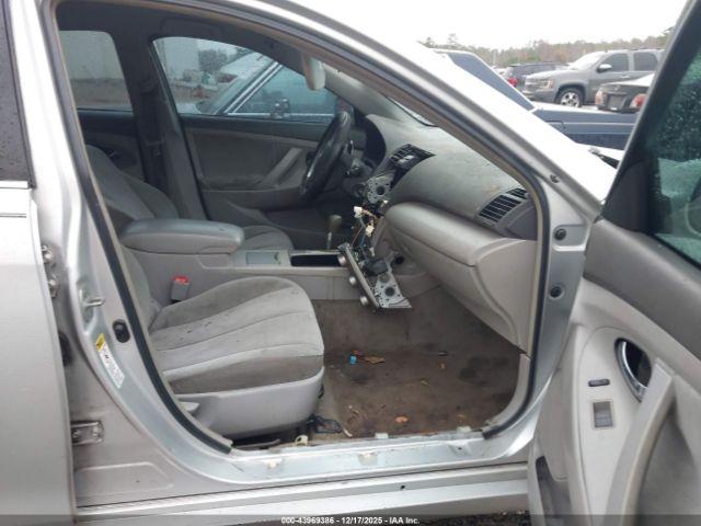 Toyota Camry Le Image 6