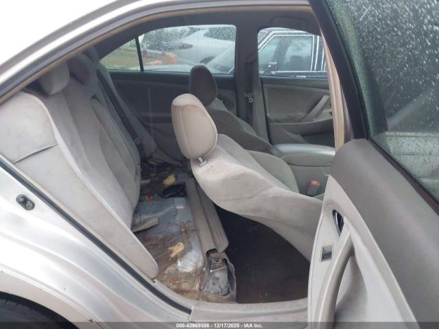 Toyota Camry Le Image 4