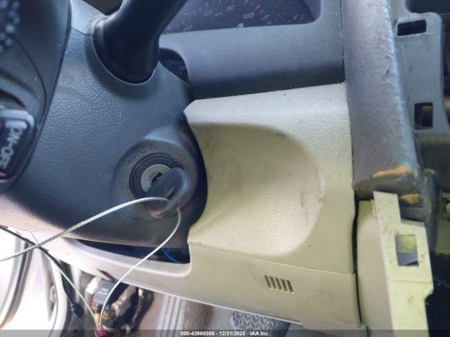 Toyota Camry Le Image 3