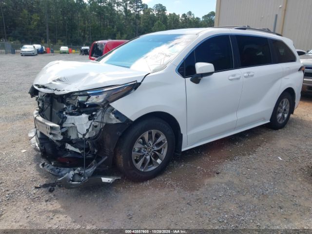 Toyota Sienna Le Image 2