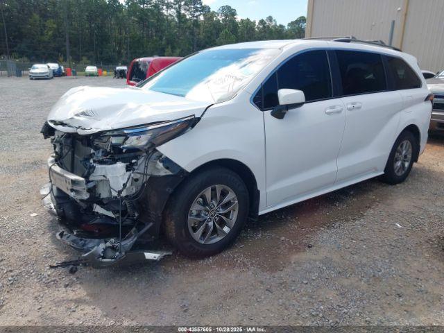 Toyota Sienna Le Image 2