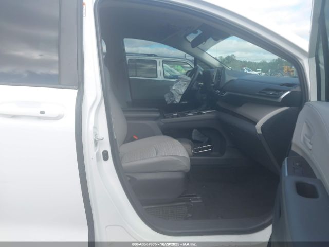 Toyota Sienna Le Image 3