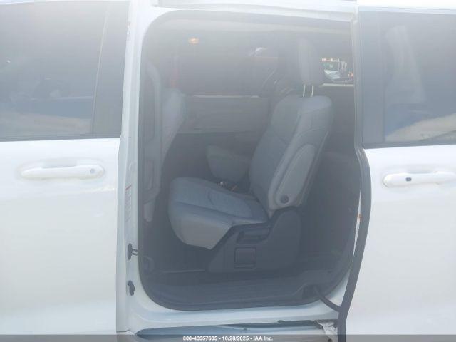 Toyota Sienna Le Image 9