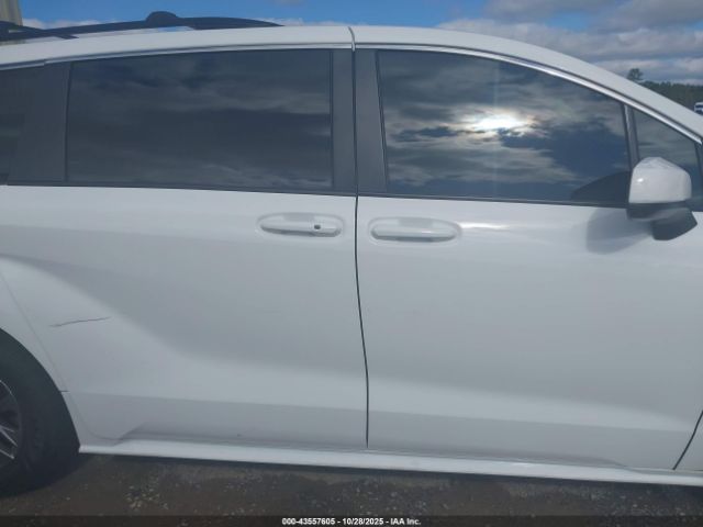 Toyota Sienna Le Image 14