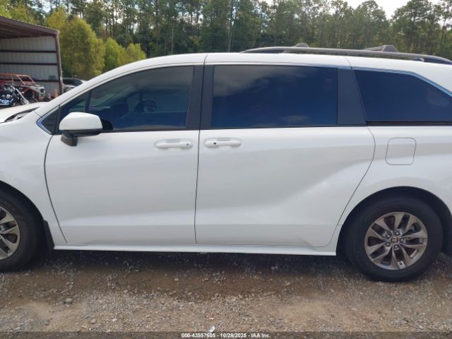 Toyota Sienna Le Image 19