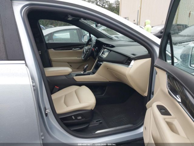 Cadillac XT5 Standard Image 9