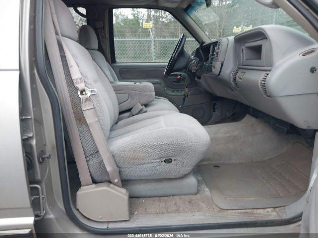 Chevrolet C3500 Image 2