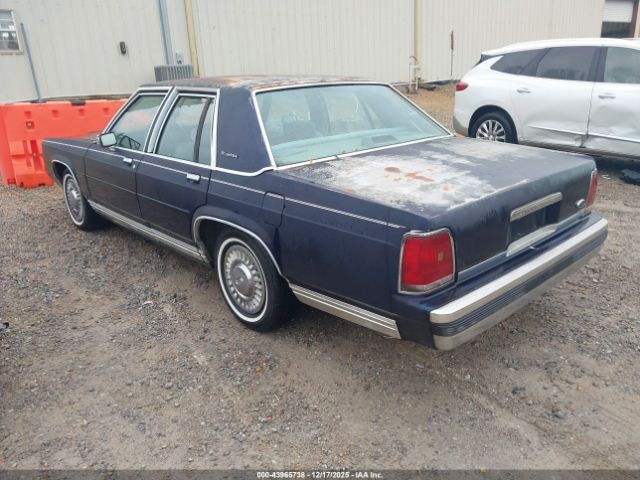 Ford Crown Victoria Image 11