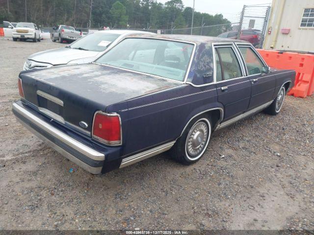 Ford Crown Victoria Image 3