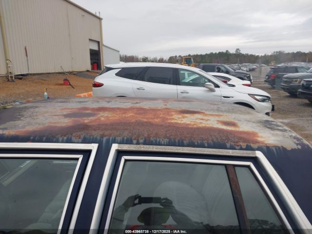 Ford Crown Victoria Image 2