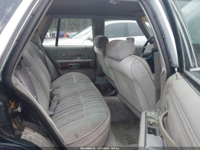 Ford Crown Victoria Image 6