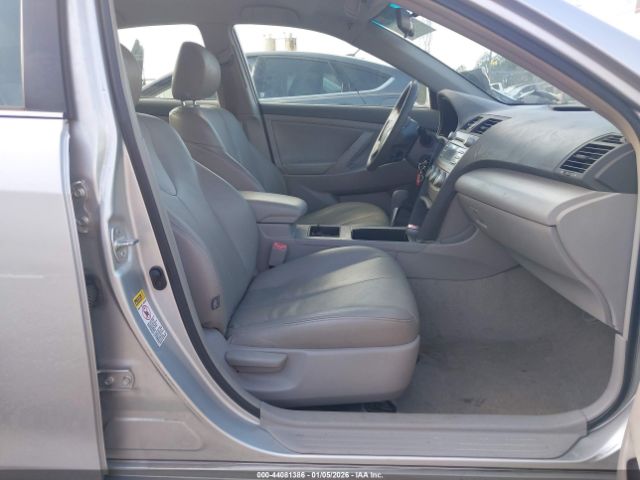 Toyota Camry Le Image 10