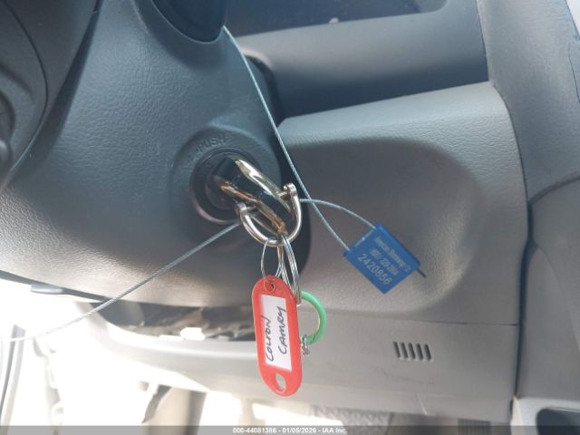 Toyota Camry Le Image 9