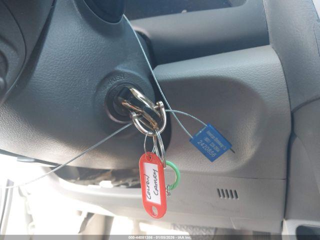 Toyota Camry Le Image 9