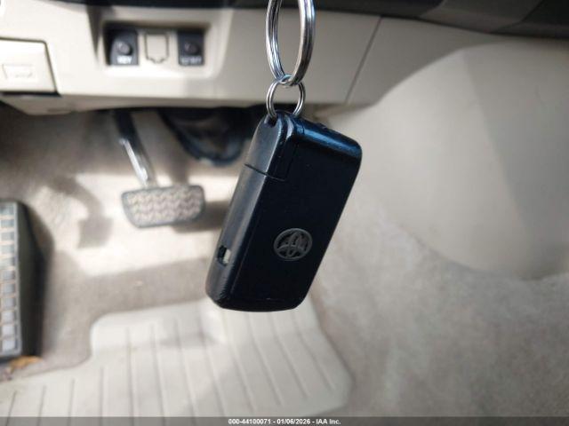 Toyota Prius Image 2